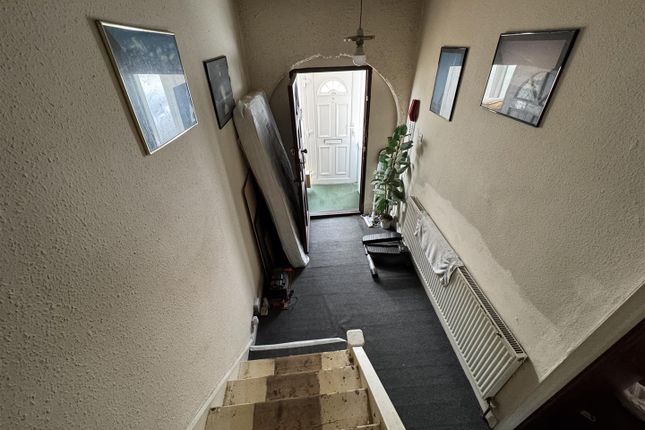 38, Colin Gardens, London photo 3