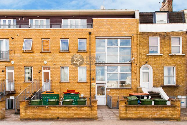 Duplex to rent in Barberry Court, Manbey Park, Stratford