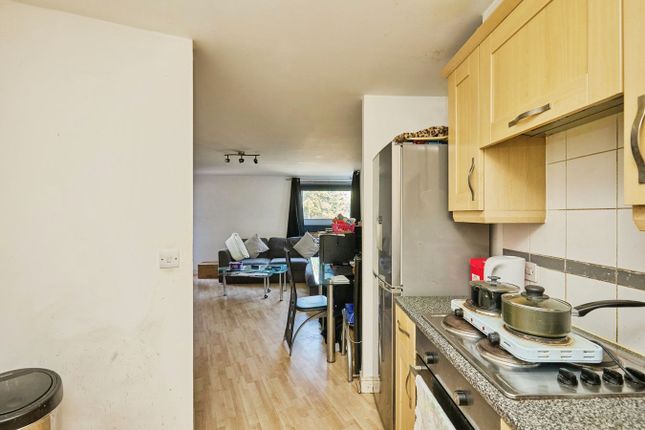 97, Kelvin Gate, Bracknell photo 4
