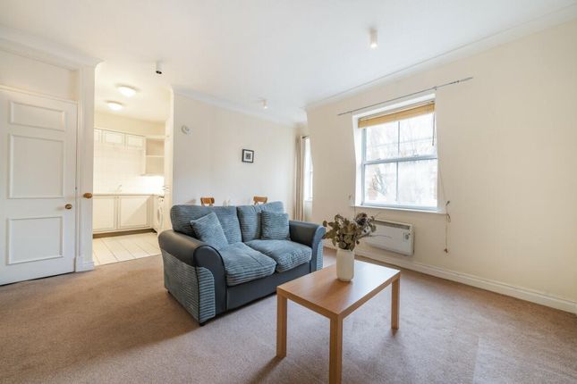 Flat to rent in Charing Cross Road, London