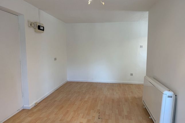 28, Warrington photo 3