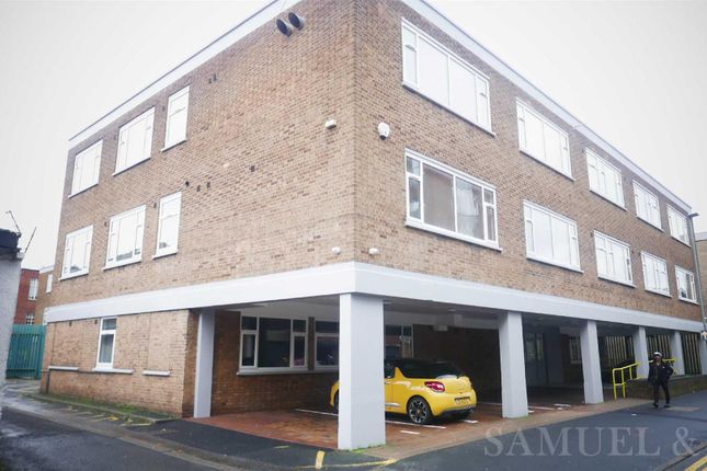 Flat to rent in Lombard Street, West Bromwich