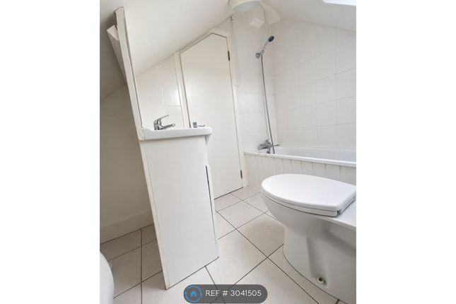 Flat, Aldborough Road South, Ilford photo 4