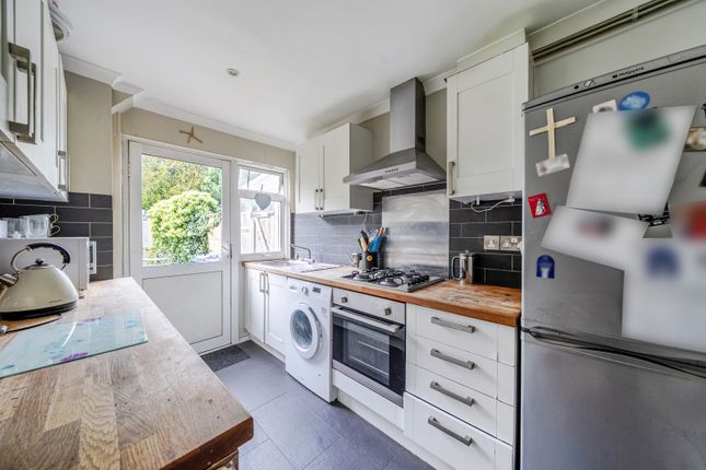 8, Slade Court, Ottershaw photo 4
