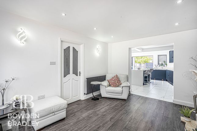 6 Bysouth Close, Clayhall photo 4