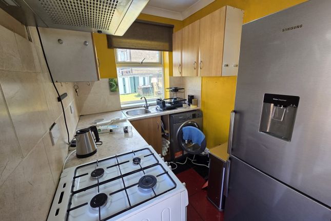 Studio Flat, 16 Pinglestone Close, Harmondsworth, WEST DRAYTON photo 3