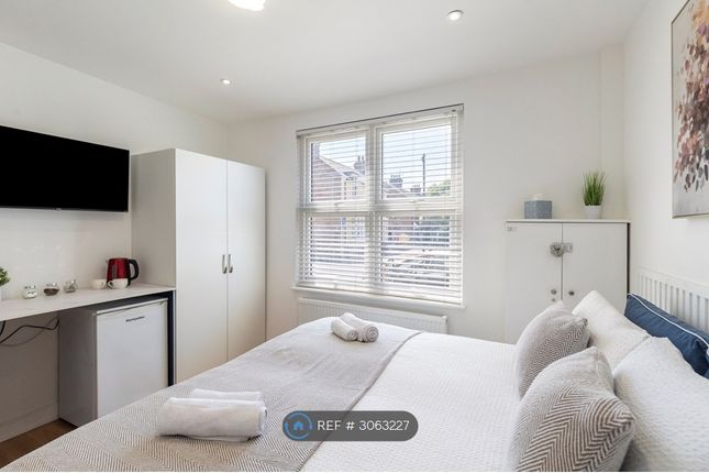Garden City, Edgware photo 4