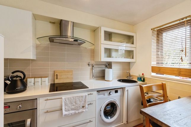 45, Dickinson Court, West Yorkshire photo 3