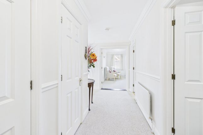 10, Oakfield Close, Buckinghamshire photo 3