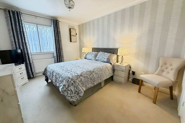 12A,, Newton Court, Windsor photo 4