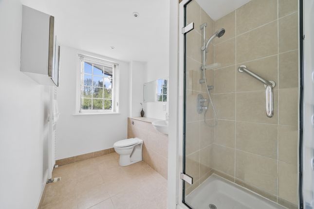 Flat for sale in The Avenue, Hatch End, Pinner