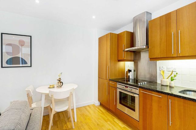 Flat 2, 95, Fetter Lane, London photo 4