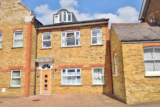 Flat to rent in The Mews, High Street, Hampton Hill