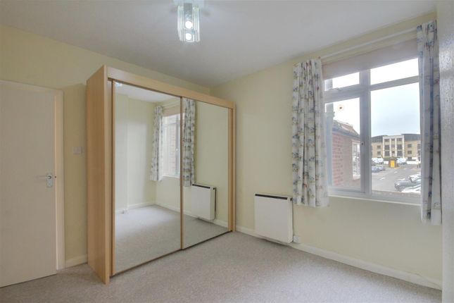 Flat to rent in Chatsworth Road, Worthing