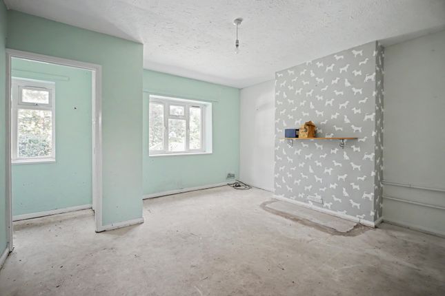 2 Gibbins Lane, Bracknell photo 2