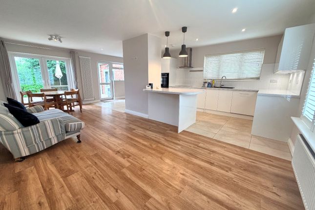 54 Thornton Crescent, Wendover, Buckinghamshire photo 3