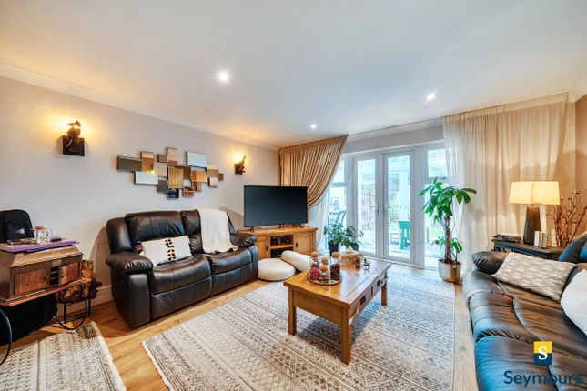 3 Hanover Court,, Riverside, Surrey photo 2
