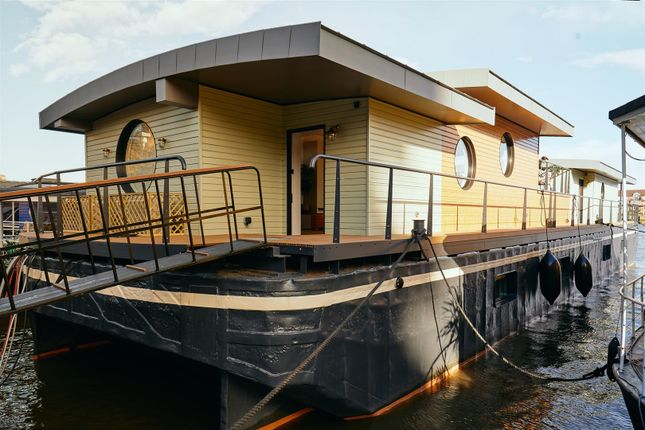 Houseboat to rent in Cheyne Walk, Chelsea