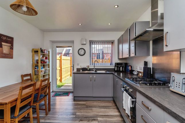31, Lancaster Drive, West Midlands photo 2