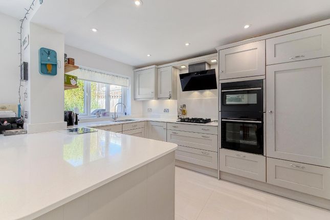 6 Byron Close, Yateley, Hampshire photo 2