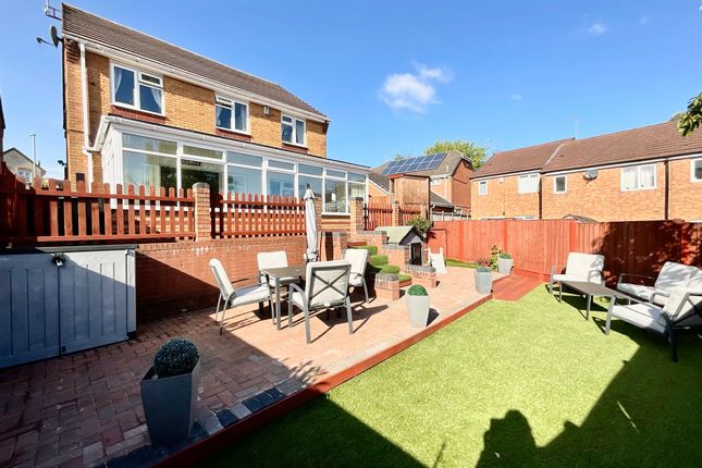 12 King Charles Close, Stoke-On-Trent photo 4