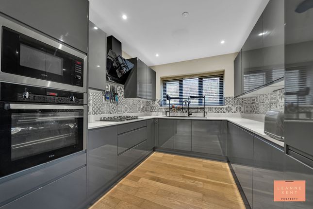 1 Bluebell Close, Caerphilly photo 3