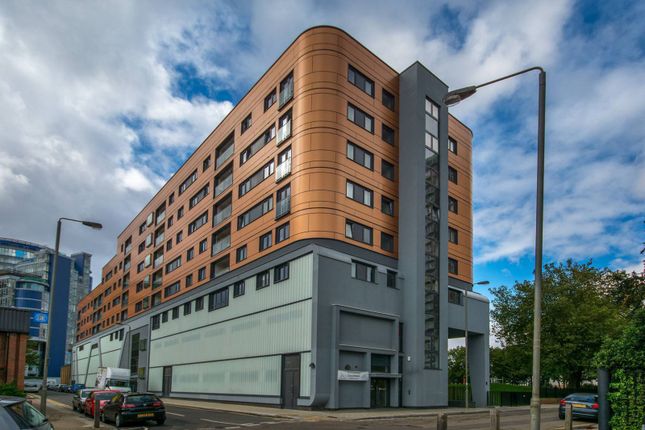 Parking/garage to rent in Sesame Apartments, Battersea