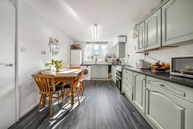 9, Harcourt Close, Isleworth photo 3
