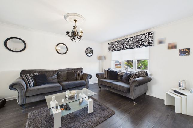 2 Vincent Court, Bellshill photo 4