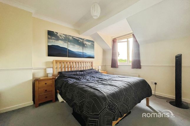 Flat 12, Kestrel House, Weydon Lane, Surrey photo 4