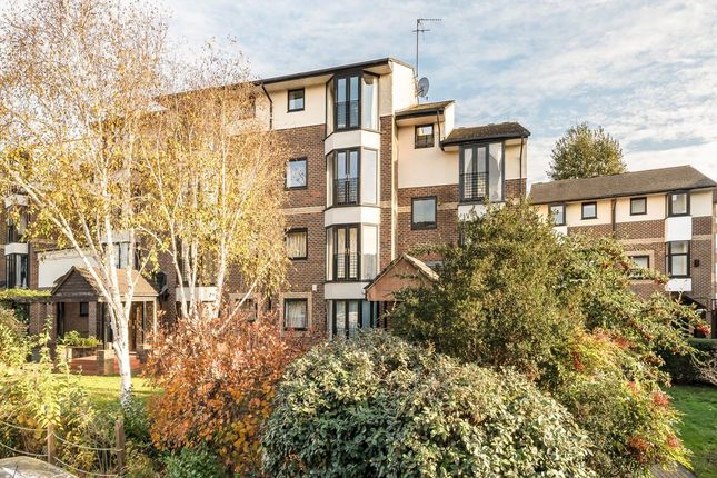 2-bed flat on Barnfield Place, London, £2,350/mo
