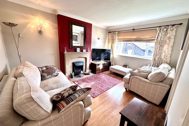 35, Banks Crescent, Huddersfield photo 3