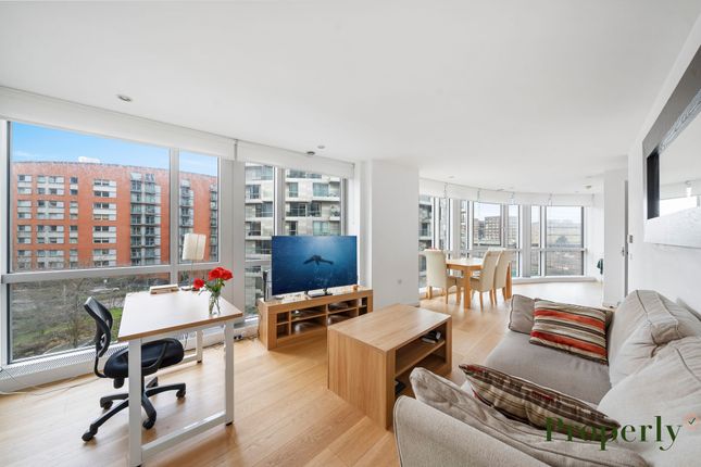 Flat for sale in Fairmont Avenue, London