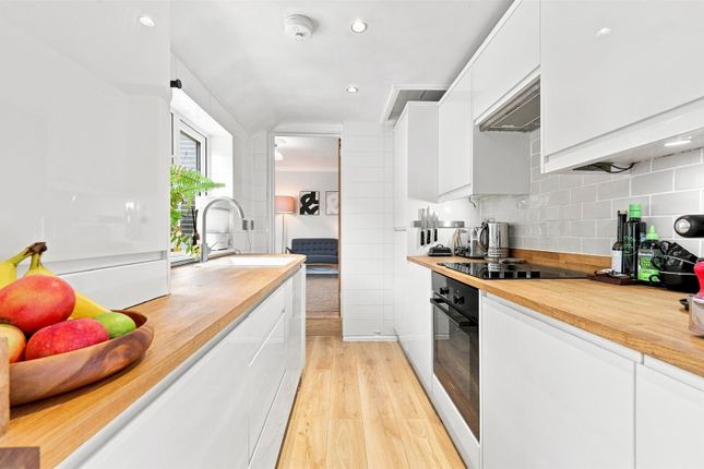 137, Smarts Lane, Loughton photo 4