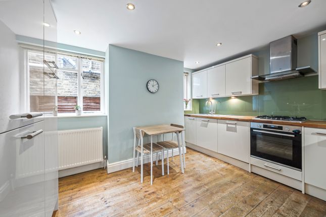 Flat for sale in Finsbury Park Road, London
