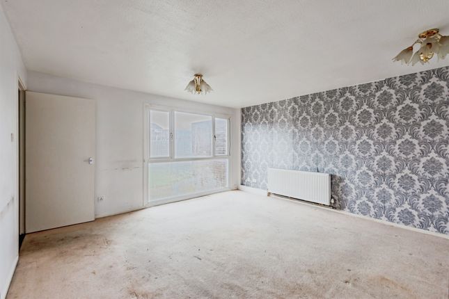 9, Apsley Court, Crawley photo 3