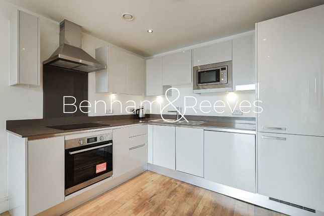 Flat 506, The Crescent, 2, Seager Place, London photo 3