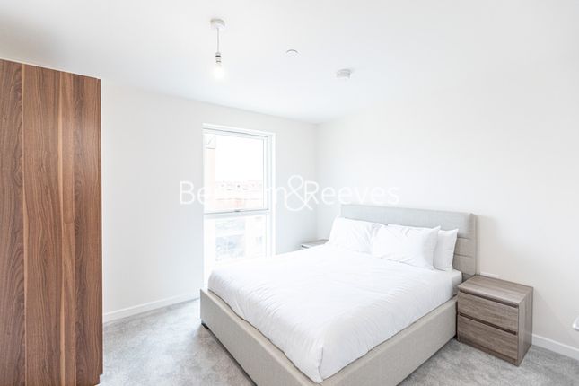 Flat to rent in Meadowview Close, Harrow