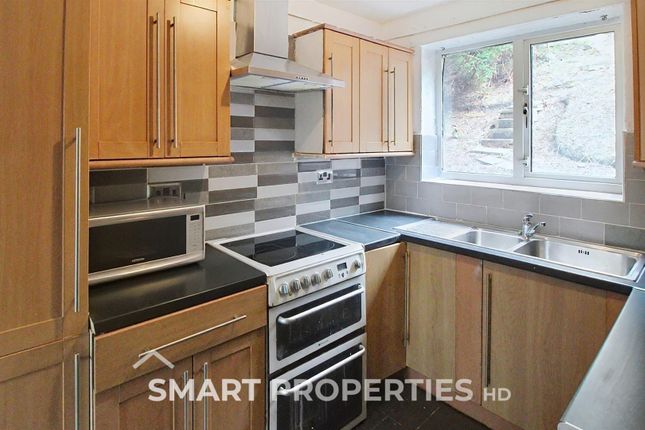 6, Alwen Avenue, Huddersfield photo 2
