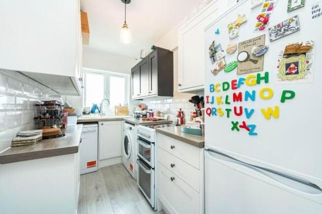 Flat 37, The Beckers, London photo 4