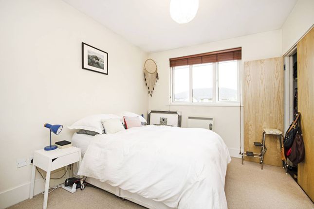 Flat to rent in Holly Street, Dalston, London