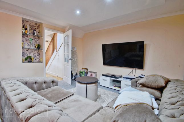 9, Chatfield Way, Basildon photo 4