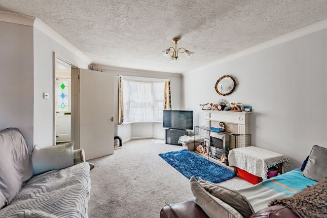 30, Penfold Road, Crawley photo 3