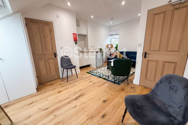 Second Floor Front Studio, 78B Raleigh Road, London photo 2