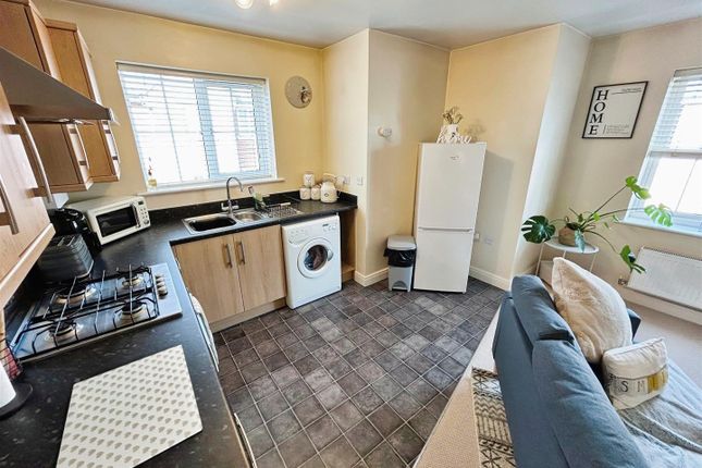 Flat for sale in Manders Croft, Southam