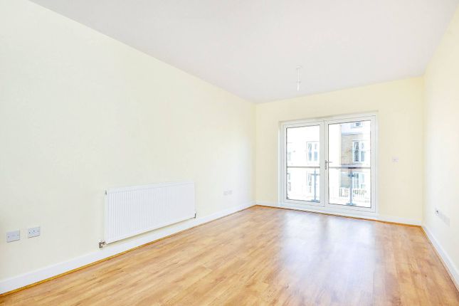 Flat to rent in Blagrove Road, Teddington