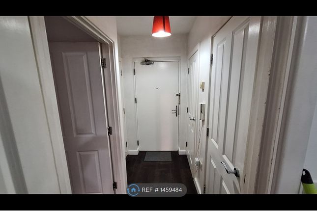 Flat  Windsor House, Mountfield Way, Orpington photo 2