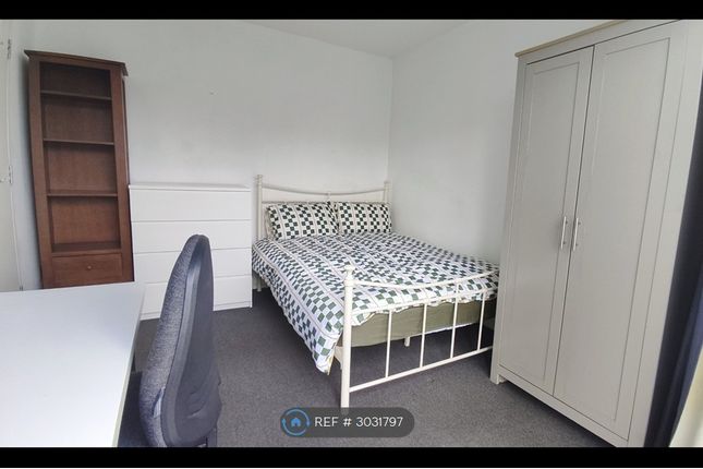 Room   Barnfield Rd, Crawley photo 3