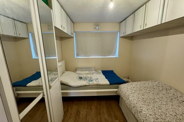 32, Harp Island Close, London photo 2