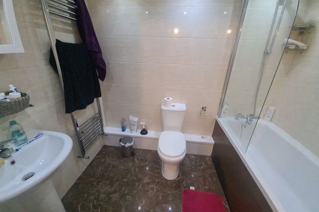 A Bright And Clean Bathroom Suite Featuring A Full...